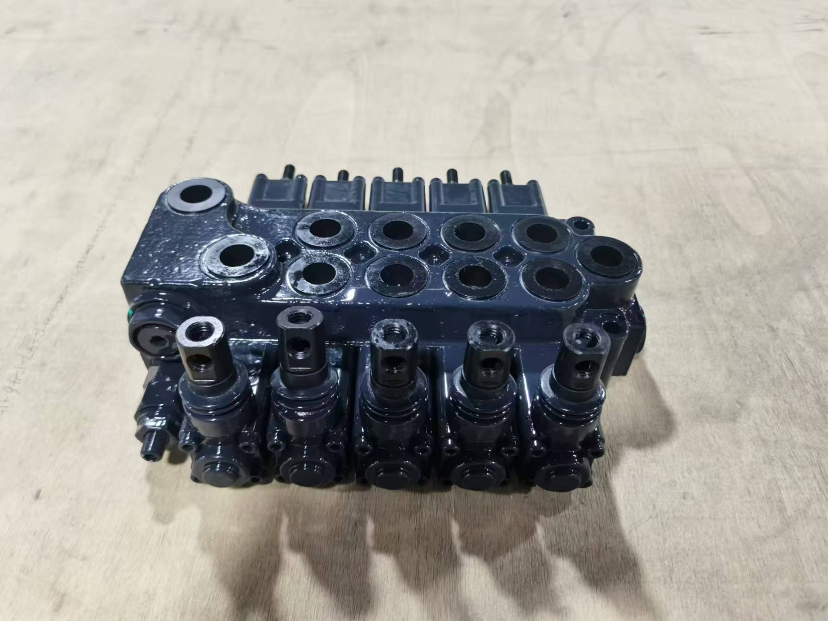 折臂吊配件，起重机配件多路阀图片一